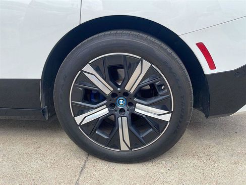 Used 2023 BMW iX xDrive50 w/ Sport Package AWD/4WD image 5