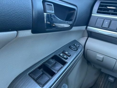Used 2014 Toyota Camry XLE w/ Moonroof Package FWD image 19