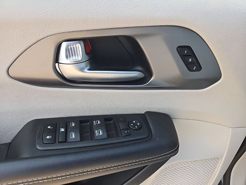 Used 2023 Chrysler Pacifica Touring-L FWD image 22