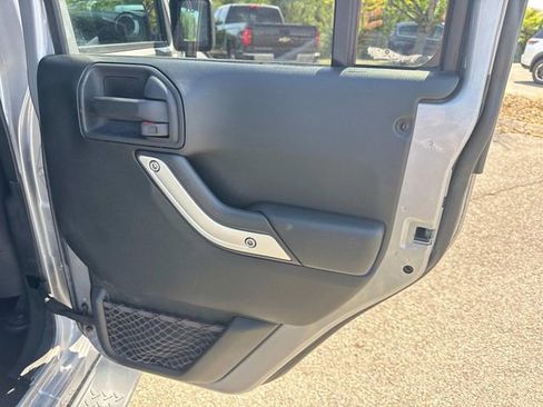 Used 2018 Jeep Wrangler Unlimited Sahara w/ Connectivity Group AWD/4WD image 21