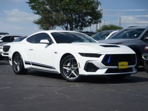 Used 2025 Ford Mustang GT Premium RWD image 2
