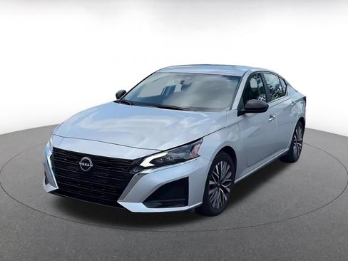 Used 2025 Nissan Altima 2.5 SV FWD image 4