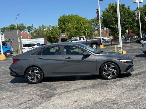 Used 2025 Hyundai Elantra Limited FWD image 5