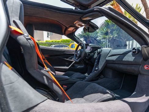 Used 2025 McLaren 750S RWD image 18