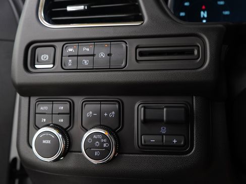 Used 2024 GMC Yukon SLT w/ SLT Luxury Package AWD/4WD image 28