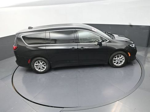 Used 2023 Chrysler Pacifica Touring-L FWD image 18
