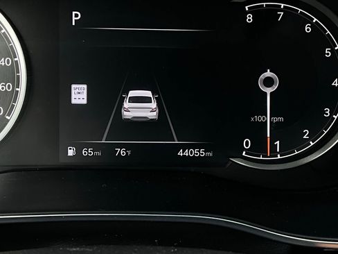 Used 2025 Genesis G70 2.5T image 40