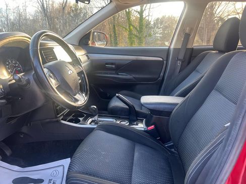 Used 2017 Mitsubishi Outlander SE image 10