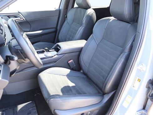 Used 2025 Mitsubishi Outlander SE image 8