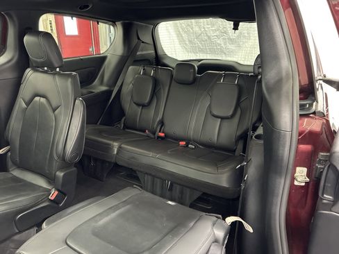 Used 2020 Chrysler Pacifica Touring-L Plus w/ Advanced Safetytec Group FWD image 11