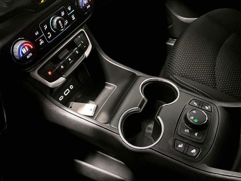 Used 2022 GMC Terrain SLE w/ Driver Convenience Package image 16