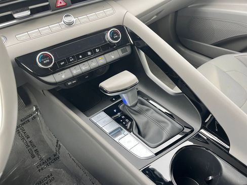 Used 2025 Hyundai Elantra SEL image 39