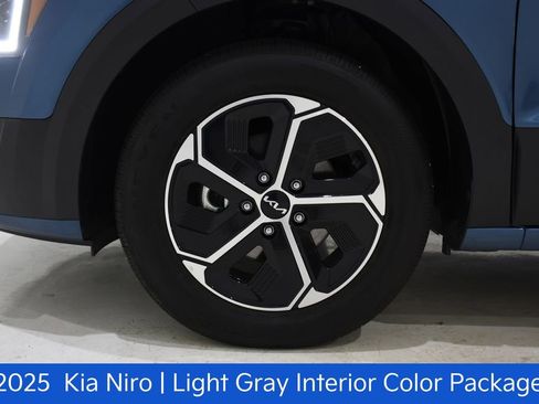 Certified 2025 Kia Niro EX FWD image 6