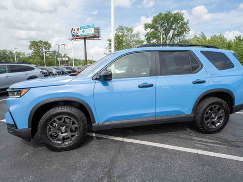 Used 2024 Honda Pilot TrailSport image 3