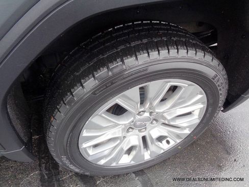 Used 2022 GMC Sierra 1500 Denali w/ Denali Premium Package image 8