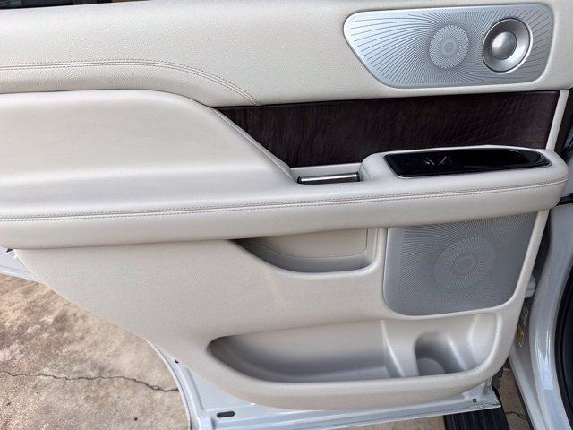 Used 2020 Lincoln Navigator Reserve w/ Luxury Package AWD/4WD image 12