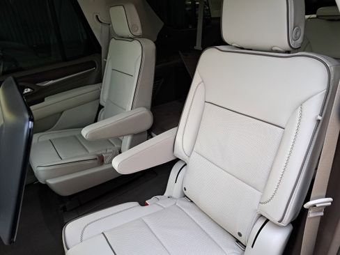 Used 2021 GMC Yukon Denali w/ Denali Premium Package image 16