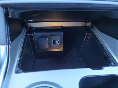 Used 2024 Ford Explorer Platinum w/ Technology Package image 27