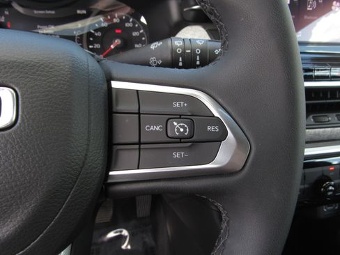 Used 2025 Jeep Compass Latitude image 25