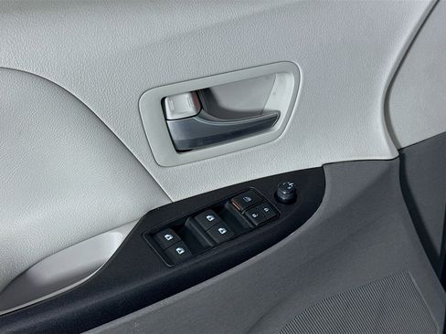 Used 2017 Toyota Sienna LE FWD image 23