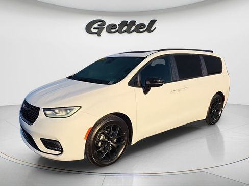 Used 2025 Chrysler Pacifica Limited FWD image 1