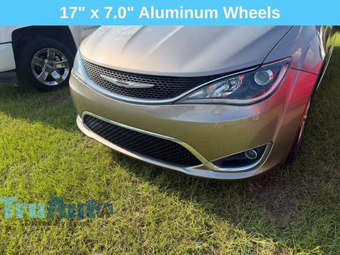 Used 2017 Chrysler Pacifica Touring-L FWD image 5