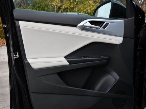 New 2026 Volkswagen Taos SE image 9