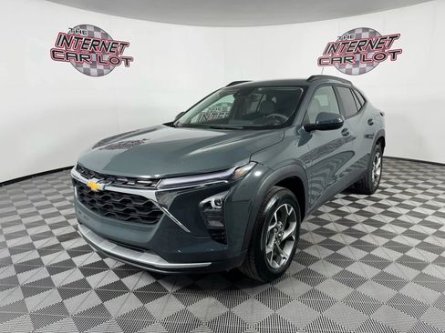 Used 2025 Chevrolet Trax LT image 3