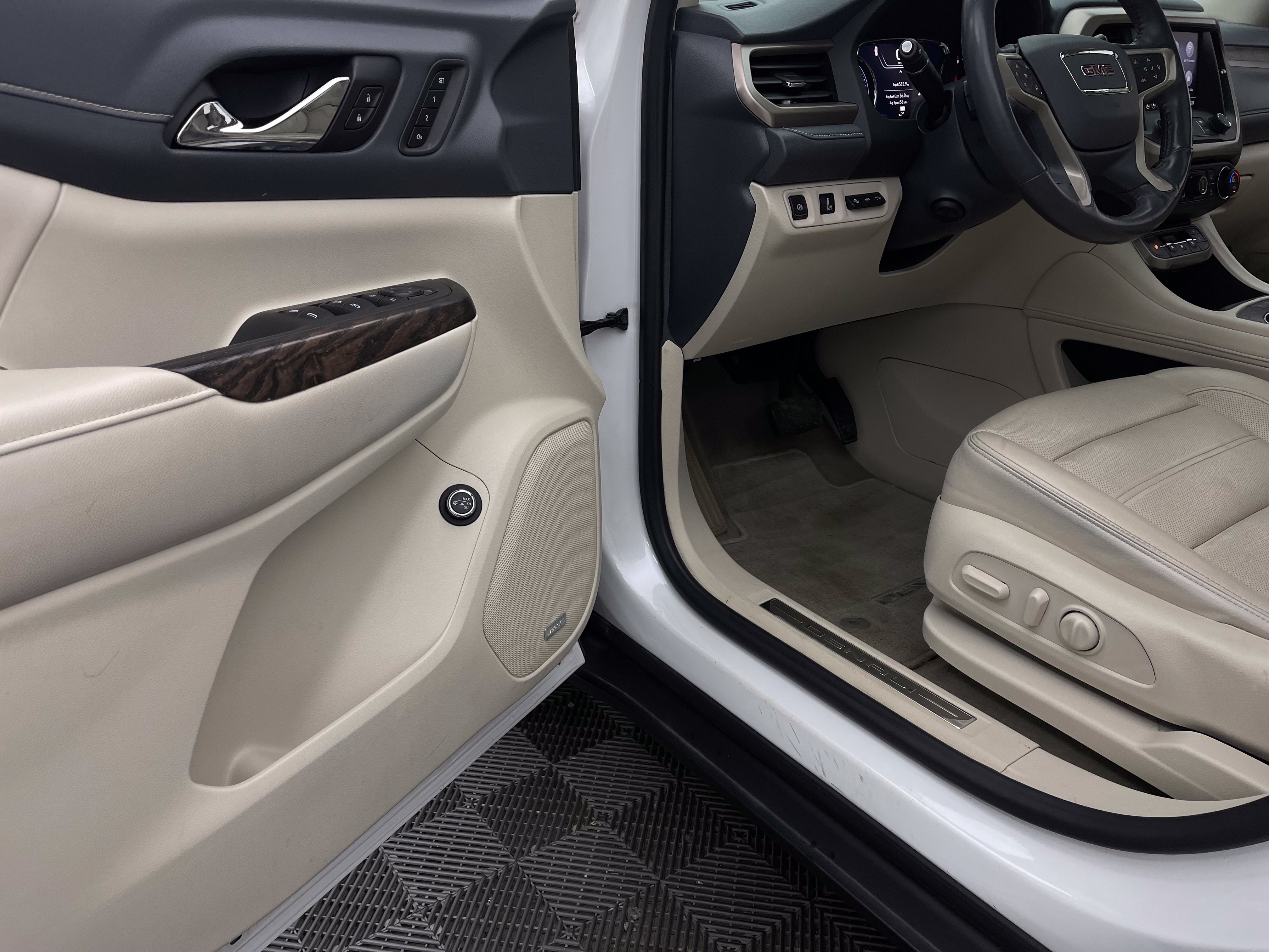 Used 2020 GMC Acadia Denali w/ Technology Package FWD image 15