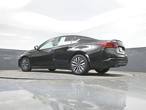 Used 2025 Nissan Altima 2.5 SV FWD image 35
