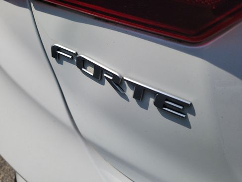 Used 2022 Kia Forte LXS w/ LXS Technology Package FWD image 8