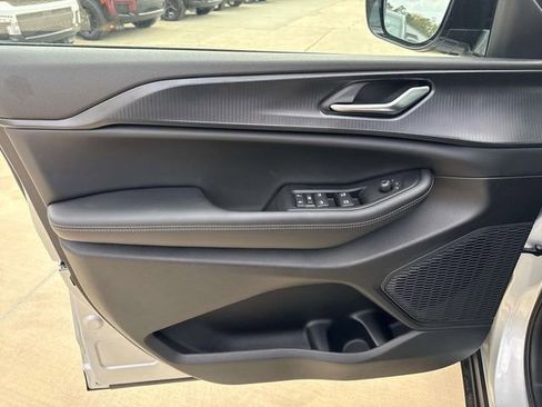 New 2025 Jeep Grand Cherokee L Altitude image 12