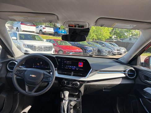 Used 2025 Chevrolet Trax LT image 32