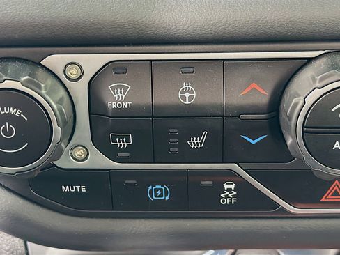 Used 2025 Jeep Wrangler Sahara image 21