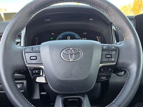 Used 2025 Toyota Camry SE w/ Convenience Package image 28