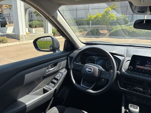 Used 2025 Nissan Rogue SV FWD image 36