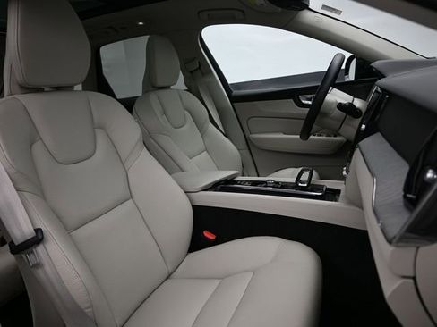 Used 2023 Volvo XC60 B5 Plus w/ Protection Package Premier image 33