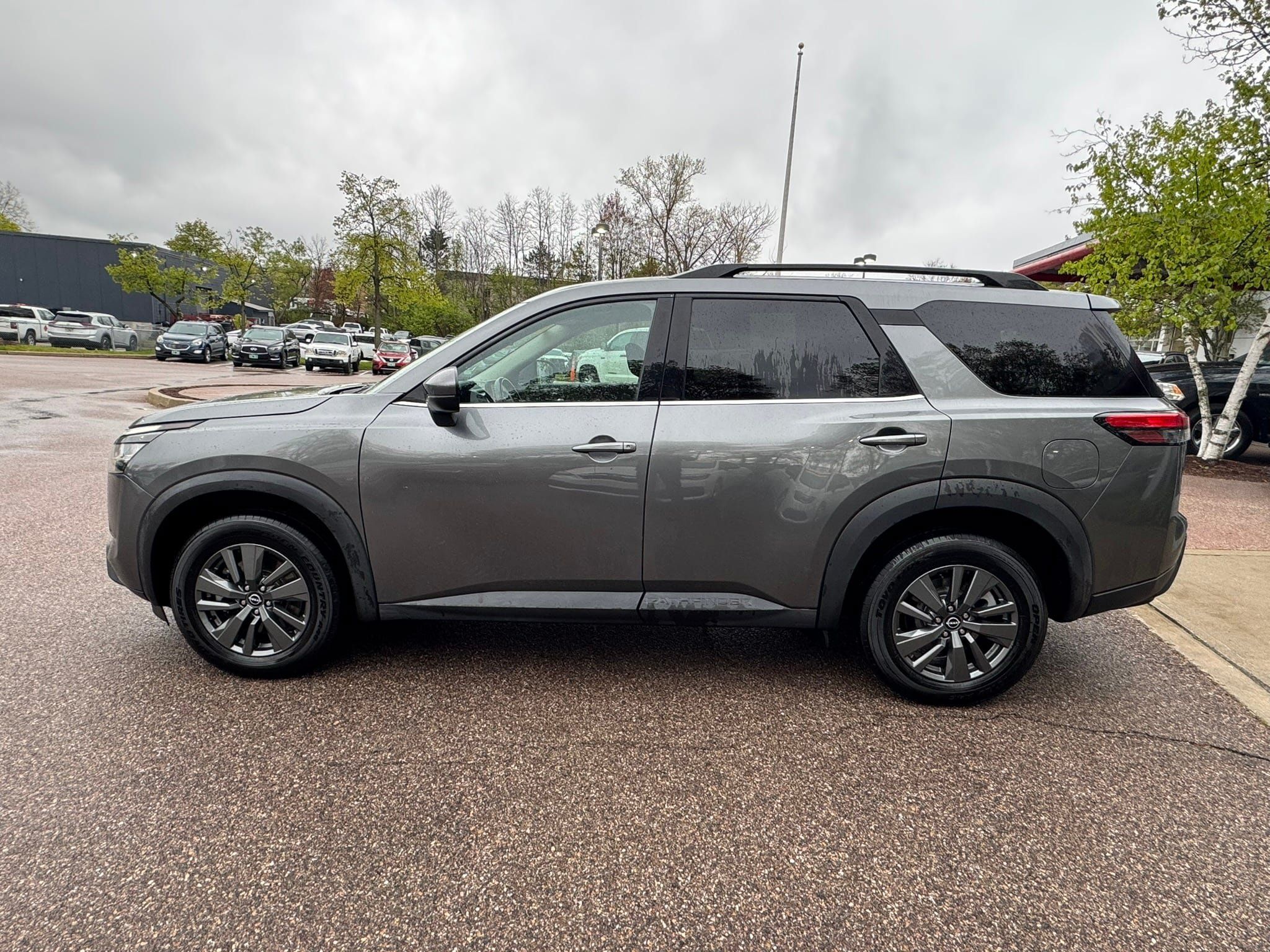 Used 2022 Nissan Pathfinder SV AWD/4WD image 4