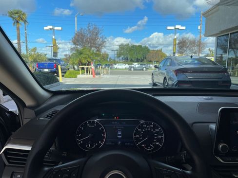 Used 2025 Nissan Altima 2.5 SV image 34