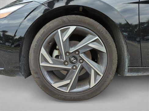 Used 2025 Hyundai Elantra SEL FWD image 13