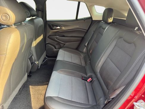 Used 2025 Chevrolet Trax LT FWD image 11