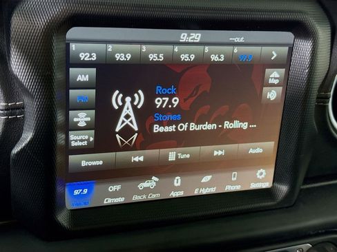 Used 2023 Jeep Wrangler Unlimited Sahara AWD/4WD image 7