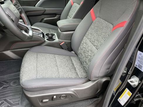Used 2025 Chevrolet Colorado Z71 AWD/4WD image 12