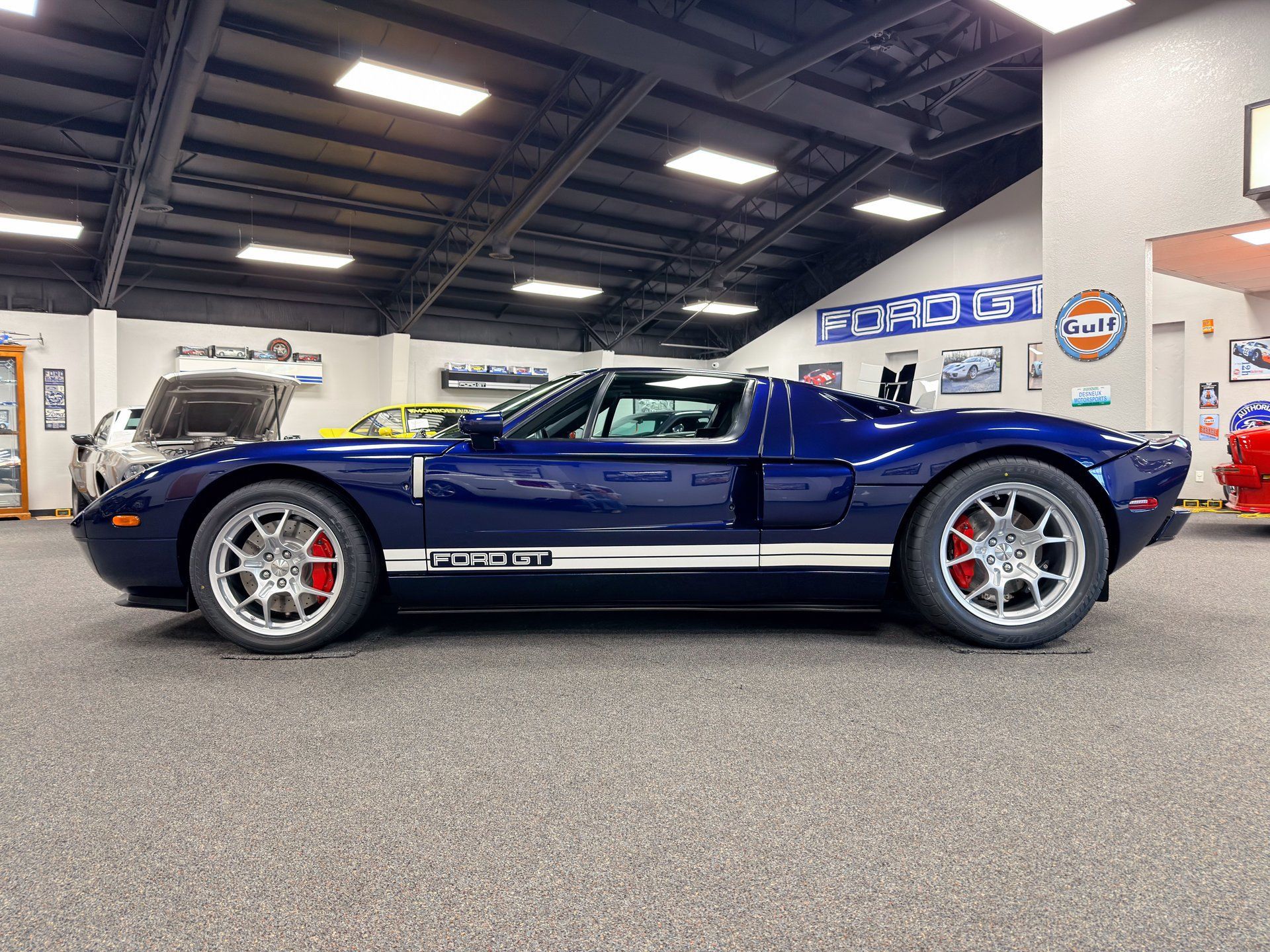 Used 2006 Ford GT RWD image 2