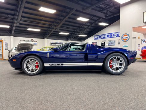 Used 2006 Ford GT RWD image 2