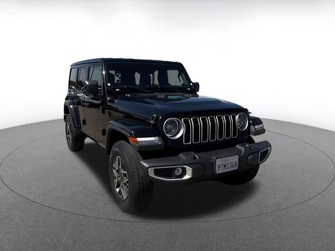 Used 2025 Jeep Wrangler Unlimited Sahara AWD/4WD image 3