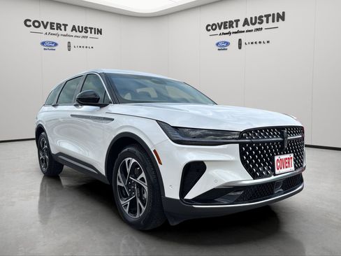 Used 2024 Lincoln Nautilus Premier AWD/4WD image 7