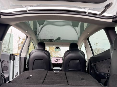 Used 2022 Tesla Model Y Long Range image 37