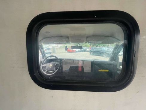Used 2018 Chevrolet Express 2500 image 14
