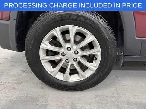 Used 2020 Jeep Cherokee Latitude w/ Cold Weather Group AWD/4WD image 2